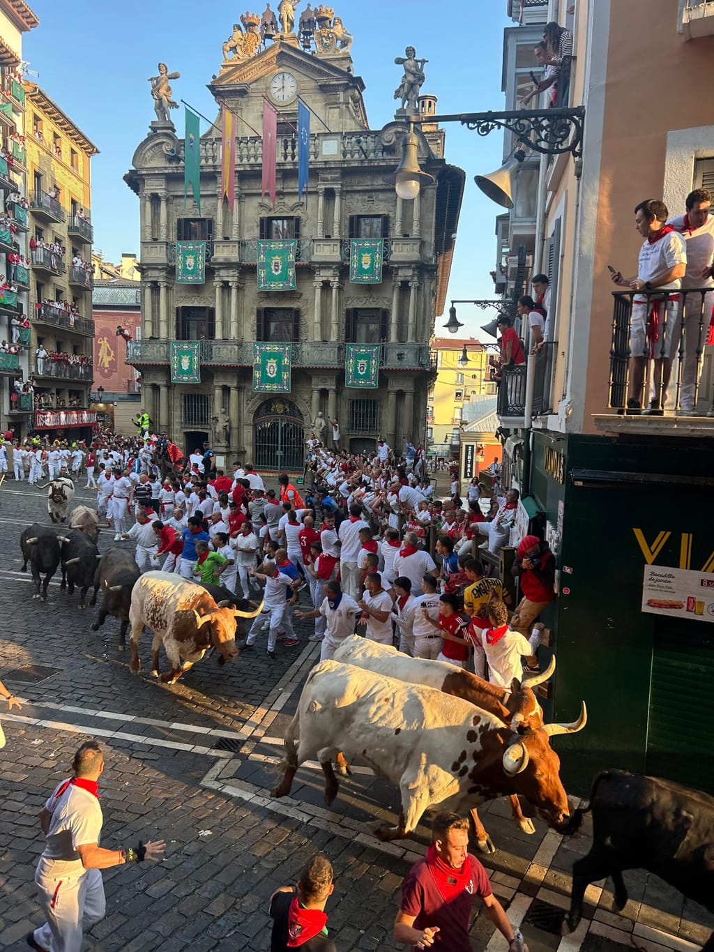 El encierro frente al Ayuntamiento